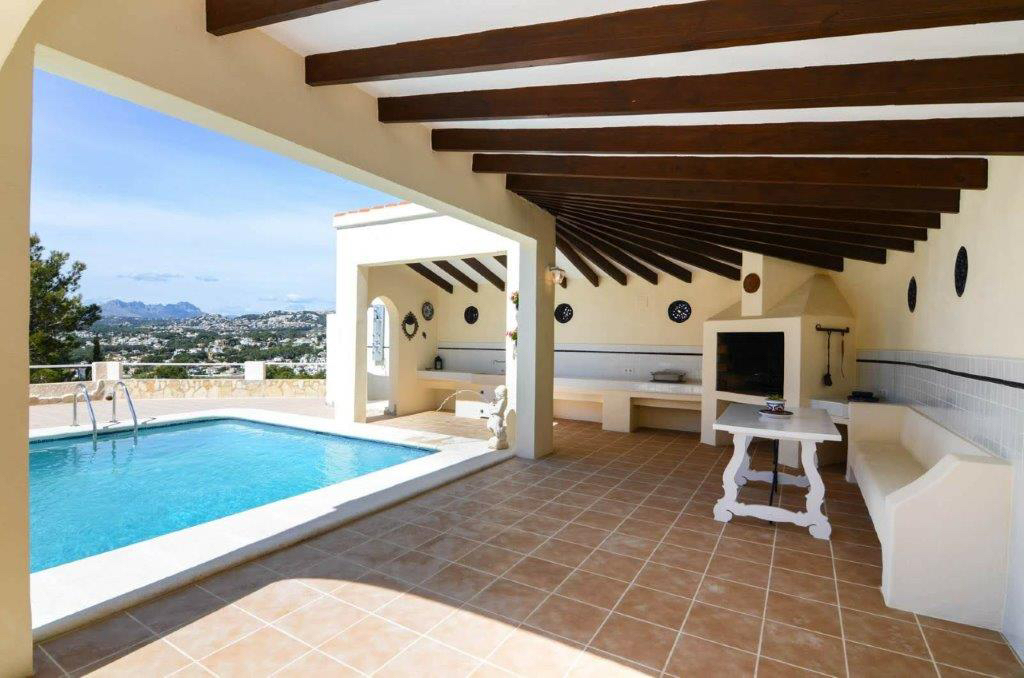 Onlangs gerenoveerde grote vrijstaande villa met uitzicht op zee gelegen op korte afstand van het strand en het stadscentrum van Moraira !