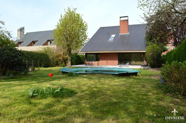 Ruime Villa met residenti&#235;le en rustige ligging te Kortrijk 