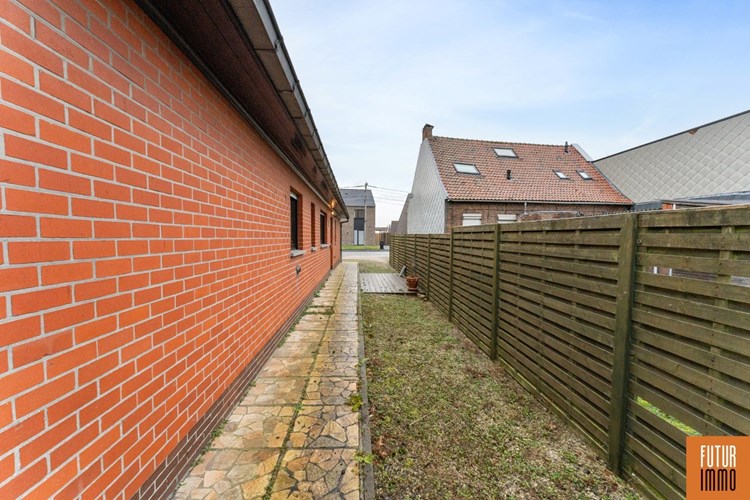 Alleenstaande te moderniseren 2-slpk woning in Oekene 