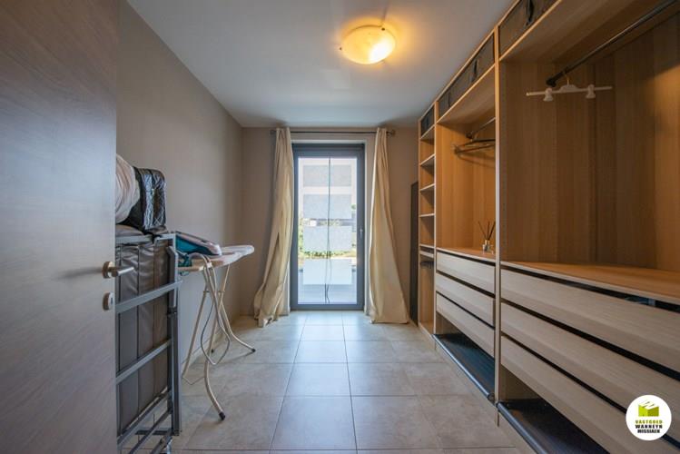 Bijzonder ruim 2 slaapkamer appartement op centrale ligging te Beernem 