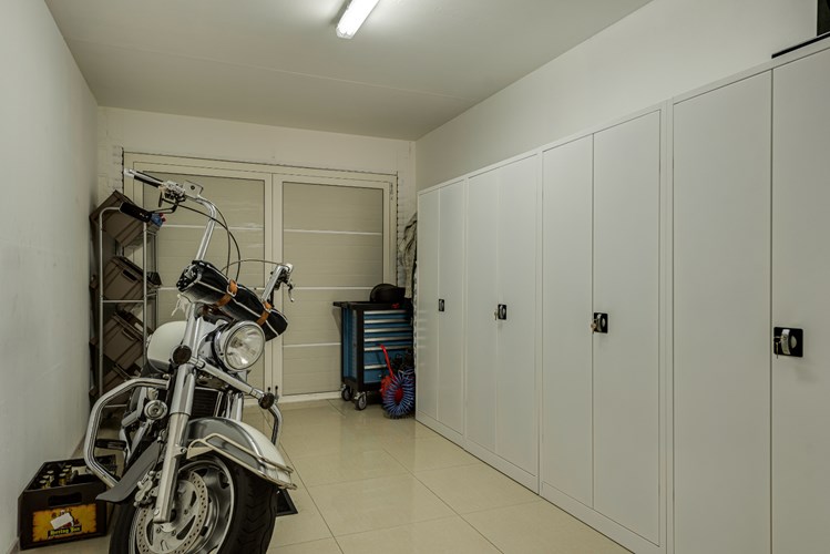 Moderne instapklare hoekwoning met inpandige garage. 