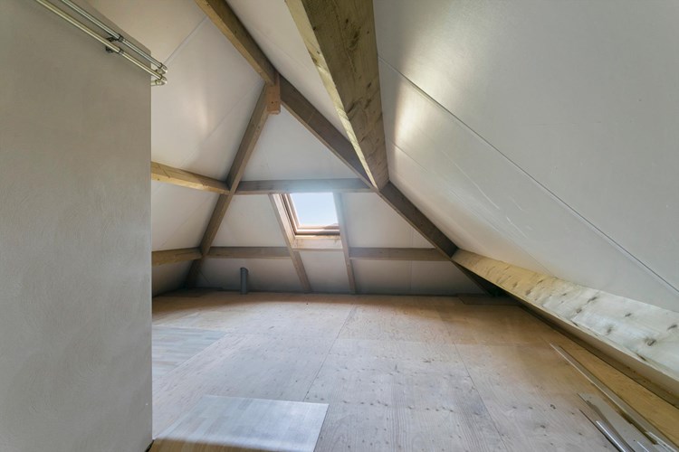 Via een 'bergruimte' naar slaapkamer IV c.q. hobbyruimte. Met een Velux dakraam met dubbele beglazing. In deze ruimte bevindt zich de Nefit Ecomline HR combiketel (1999). 