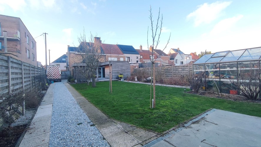 Sint Kruis: woning met grote tuin en functioneel bijgebouw 