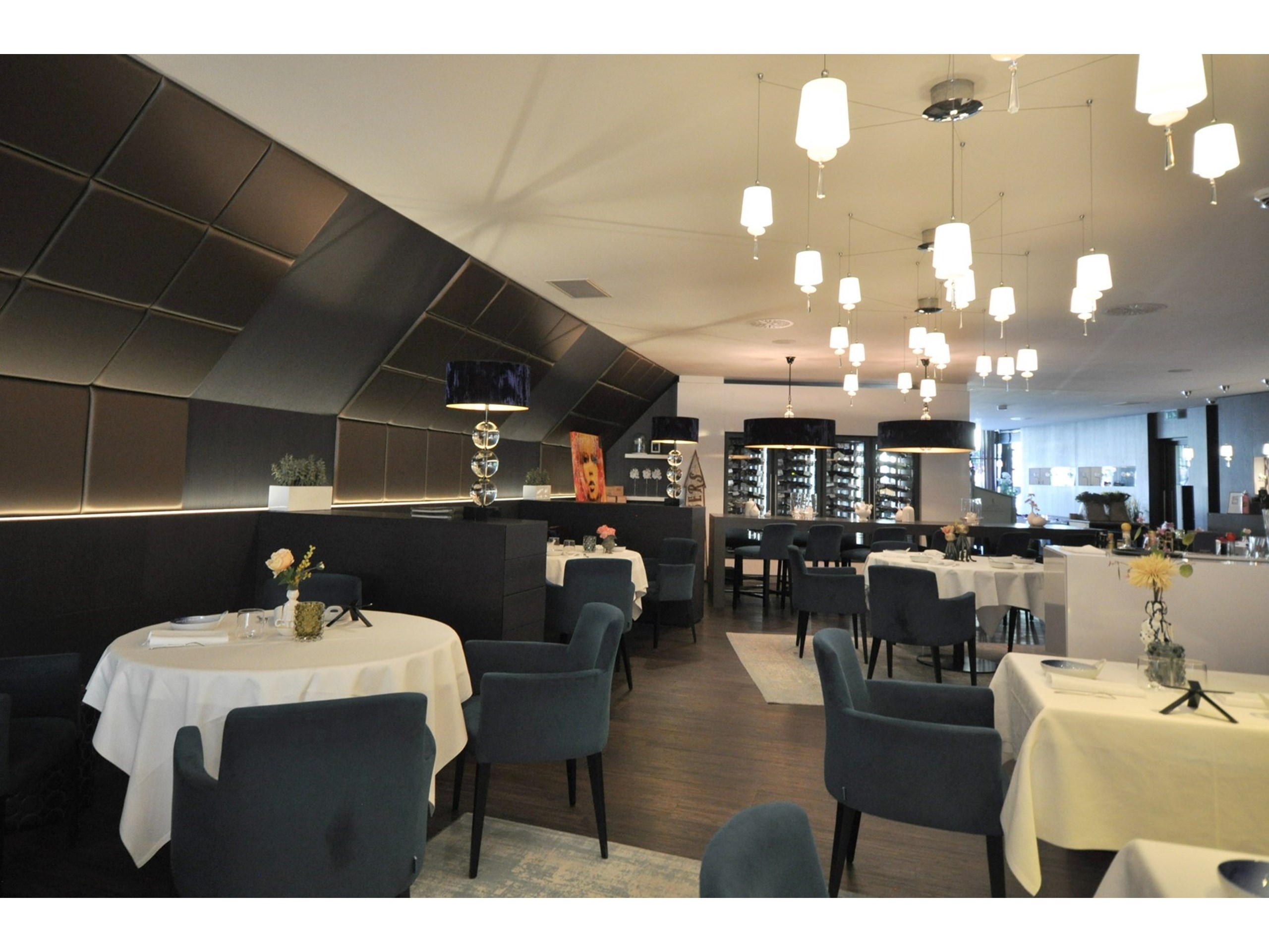 Uitstekend gelegen toprestaurant met een zonnig terras en woonst gelegen aan de Damse Vaart te Sluis. 