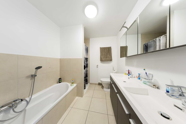 Lichtrijk ruim 2-slpk appartement in Rumbeke 