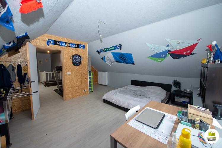 Zeer ruime energiezuinige open bebouwing met 4 tot 5/6 slaapkamers op 730 m2 in doodlopende straat, centrum Wingene 
