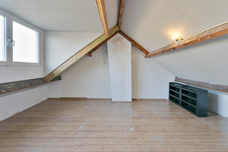 Aan de rechterzijde ligt deze ruime zolder-/slaapkamer met een laminaatvloer en een gipsplaten plafond, welke is nageïsoleerd. Daglicht via een brede dakkapel met hardhouten kozijnen (draai-/kiep) met dubbele beglazing. 
