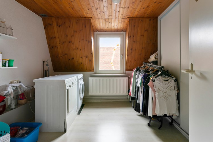 Slaapkamer IV/wasruimte aan de achterzijde is voorzien van een vaste schuifwandkast en de aansluitingen voor de wasapparatuur. 