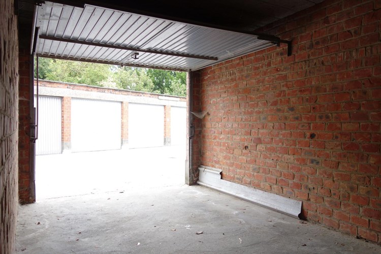 Afgesloten garagebox in een garagecomplex 