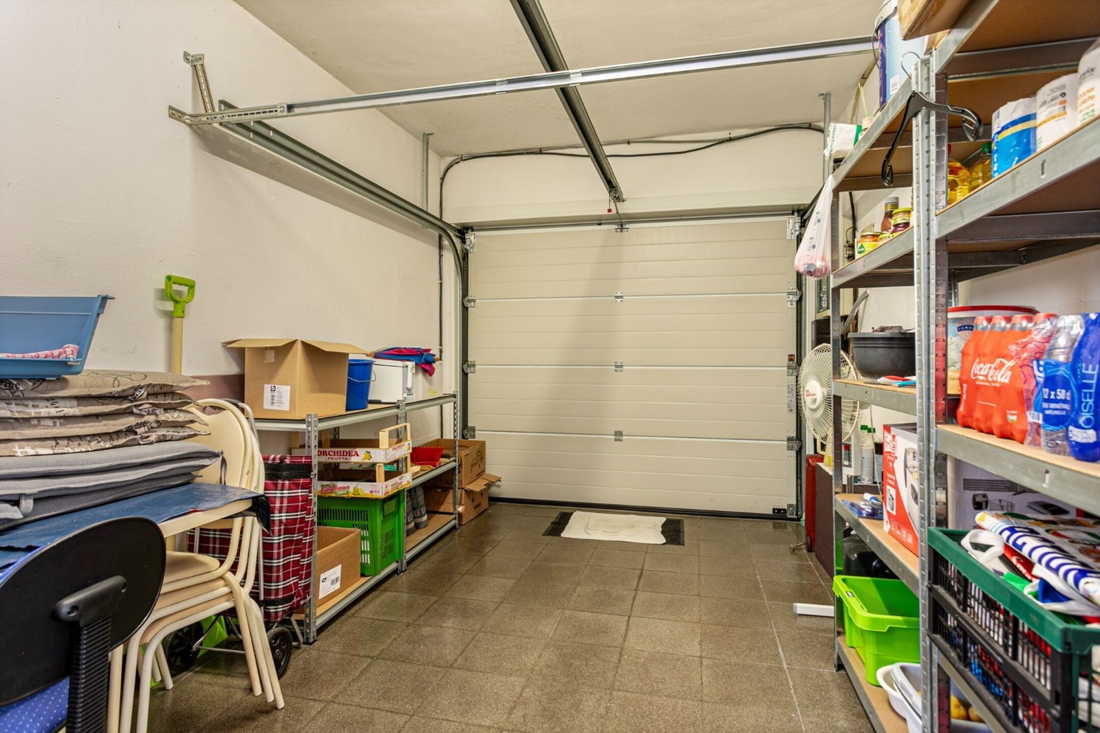 Bungalow met garage te koop in een rustige woonwijk 