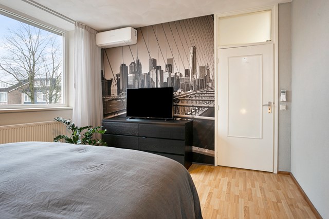 Nogmaals dezelfde slaapkamer, voorzien van airco,  laminaatvloer en deels behangen en deels stucwerk wanden.