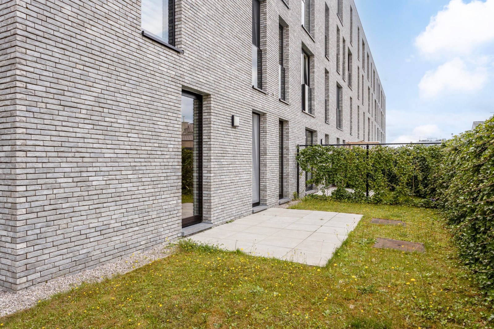 Lichtrijk gelijkvloersappartement met 2 slaapkamers en tuin op De Zaat te Temse 