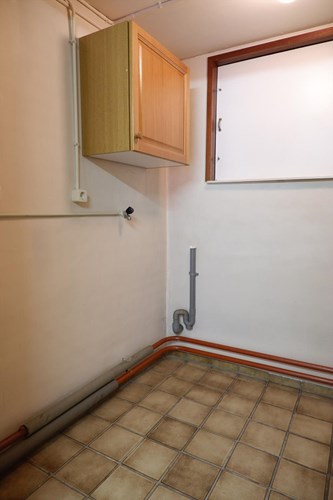 De wasruimte is voorzien van een tegelvloer en stucwerk wanden. Hier bevindt zich de aansluiting voor de wasapparatuur.