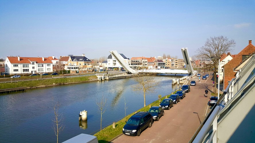 Brugge: ruim dakappartement met  2 slpk en staanplaats 