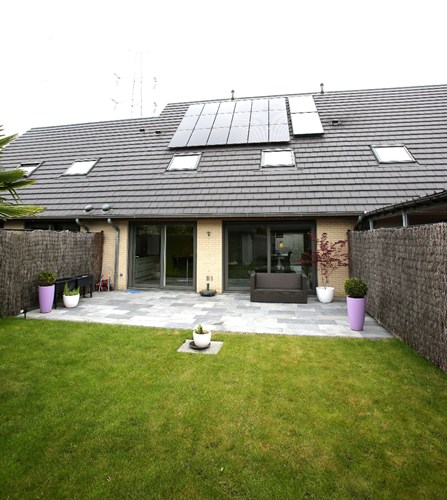 Energiezuinige woning met zonnepanelen en 3 slaapkamers met tuin in een rustige groene verkaveling. 