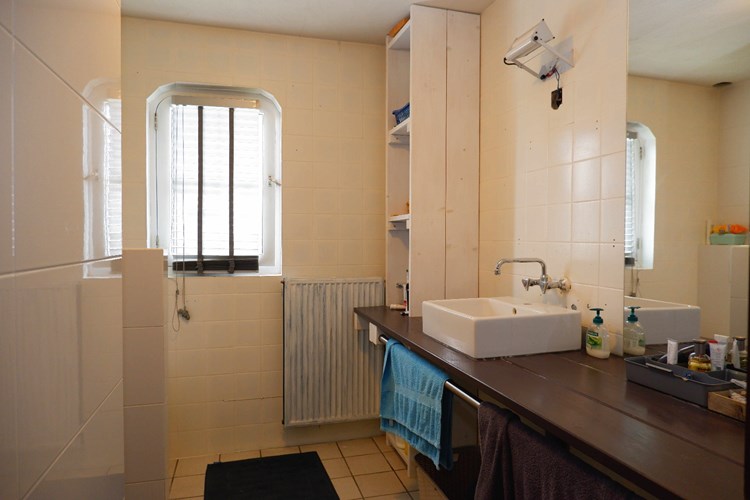 De badkamer is volledig betegeld en voorzien van een blad met wastafel en kastruimte.
Daglicht en natuurlijke ventilatie middels een raampje.