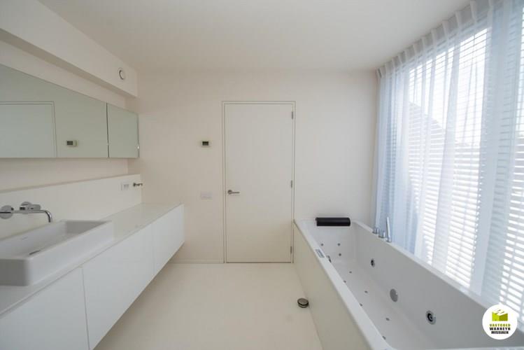 Luxueuze energiezuinige woning (E-peil 82) met 3 slaapkamers, gelijkvloers bureel, op net geen 1.000 m2 in doodlopende straat, centrum Wingene 