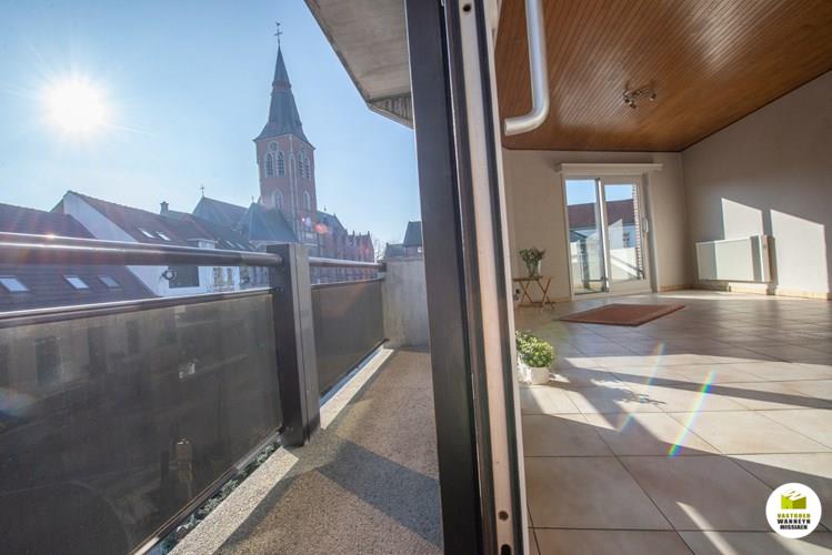 Lichtrijk 2-slpk appartement met twee terrassen op de markt van Aalter 