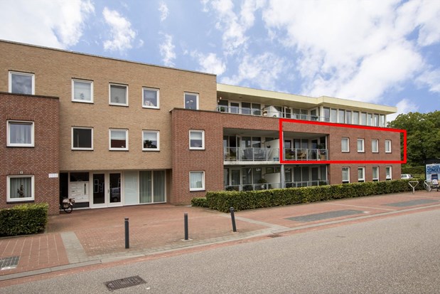 Instapklaar en luxe afgewerkt appartement met loggia, gelegen op de 1e verdieping van een kleinschalig appartementencomplex in het centrum van Maasbracht . 