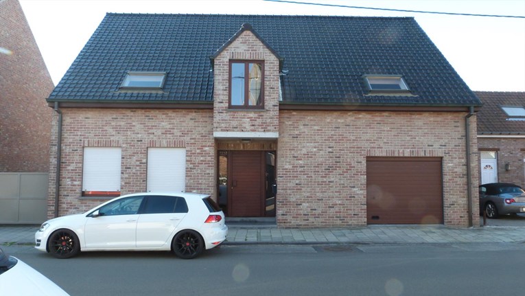 Kwalitatieve woning met garage gelegen in het centrum Maldegem. 