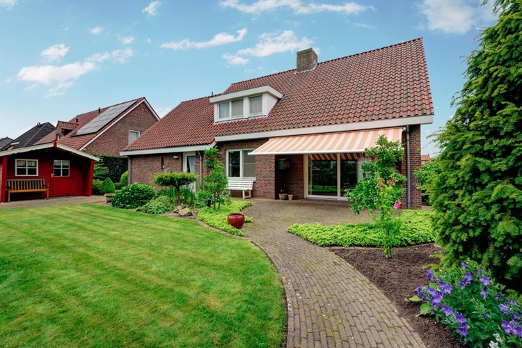 Vrijstaande levensbestendige woning met inpandige garage en fraaie tuin met vrij uitzicht. 