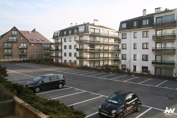 Appartement met groot zongericht terras en lateraal zeezicht in De Haan. 