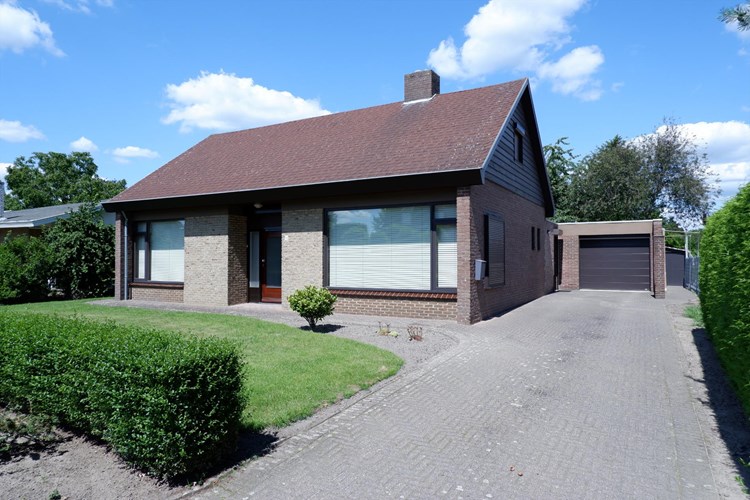 Te moderniseren vrijstaande semi-bungalow met alle voorzieningen gelijkvloers en een aanpandige garage met plat dak. 