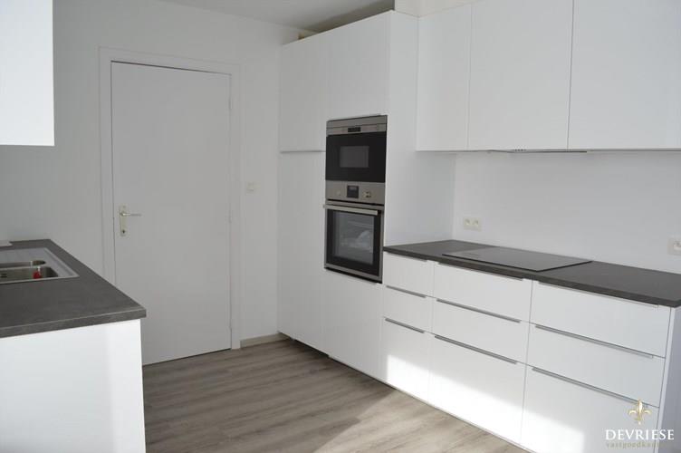 Vernieuwd 2 slaapkamer appartement in het centrum van Gullegem 