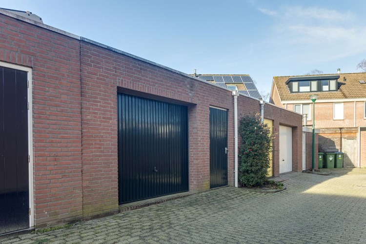 Deze fraaie instapklare woning gelegen in een kindvriendelijke woonwijk met een ruime garage. 