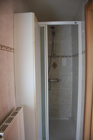 2e verdieping: badkamer