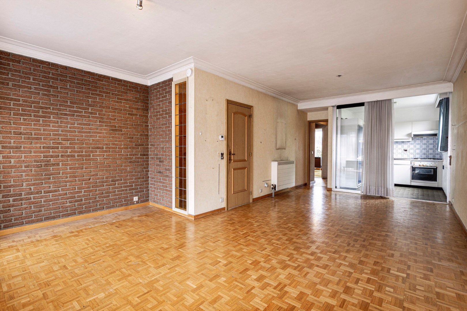 Te renoveren tweeslaapkamer appartement in Zwijndrecht
