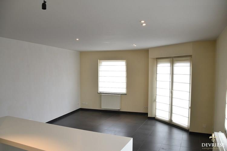 Lichtrijk appartement met 1 slaapkamer m&#233;t garage te koop in het gezellige Gullegem 