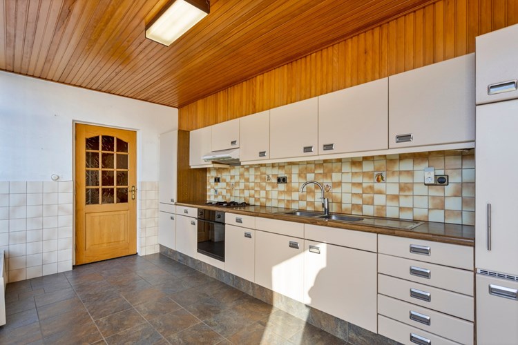 De royale keuken is voorzien van een lichte keukeninrichting met o.a. een dubbele RVS spoelbak, een gaskookplaat, een afzuigkap, een elektrische oven, een koelkast en veel kastruimte. 