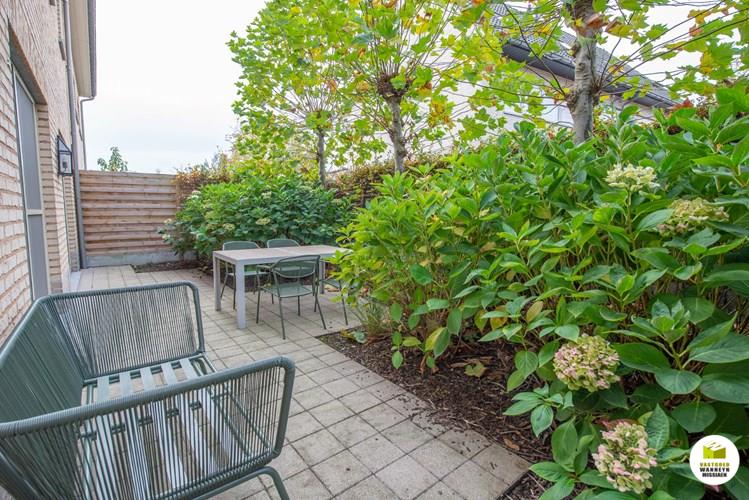 Ruim gelijkvloers instapklaar appartement met zongerichte tuin in centrum Wingene 