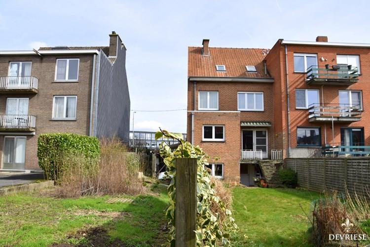 Te renoveren stadswoning op Sint-Elisabeth Kortrijk met 5 slaapkamers, garage, tuin &#233;n lot bouwgrond ! 
