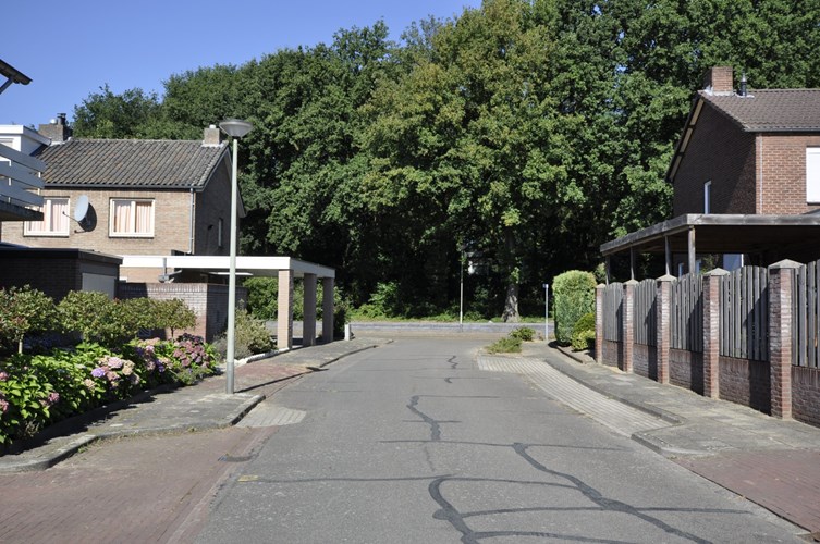 Halfvrijstaand woonhuis met aanbouw en dubbele garage. 