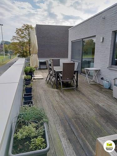 Recent 2 slaapkamer appartement (115 m2) met terras van (41 m2) en een ondergrondse garagebox, zicht op groen en het sportpark 