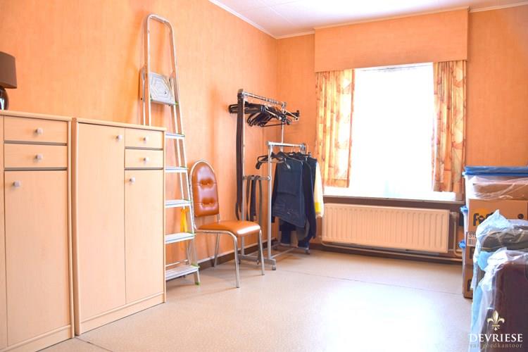 Toponderhouden gezinswoning te koop in Gullegem met 4 slaapkamers en 2 garages in rustige woonwijk 
