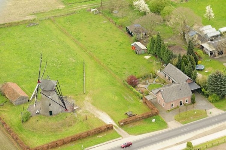 Vrijstaand woonhuis met grote garage/werkplaats 