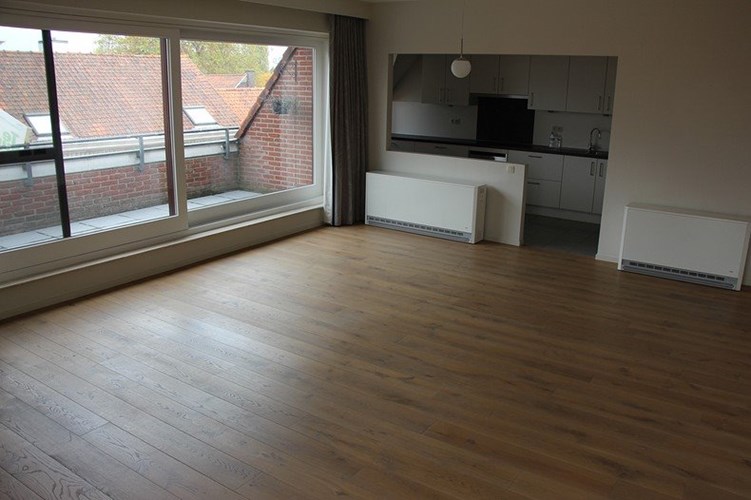 Volledig vernieuwd ruim gezellig appartement met garage centrum Roeselare 
