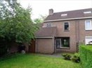 Ruim halfvrijstaand woonhuis met achteraanbouw, inpandig bereikbare garage en zonnige tuin, gelegen op een goede locatie nabij het centrum van Echt. 