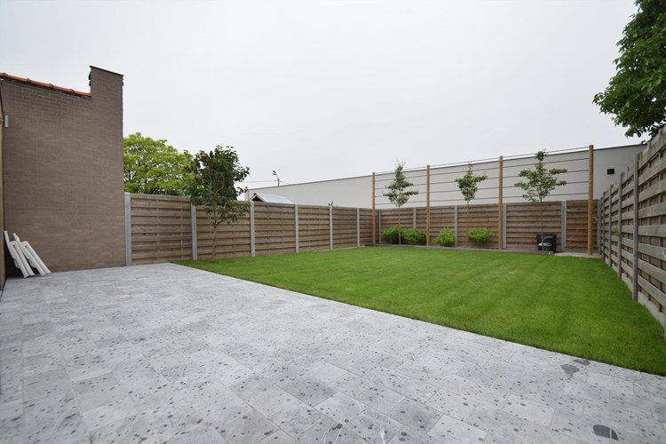 Volledig vernieuwde energiezuinige woning met garage en tuin te Roeselare 