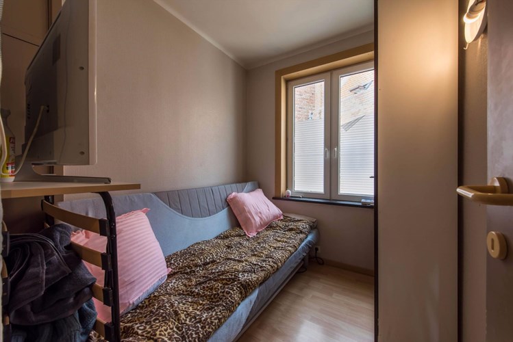 Verhuurd instapklaar 2-slaapkamerappartement in kleine residentie met een voorkooprecht op het onderliggend appartement! 