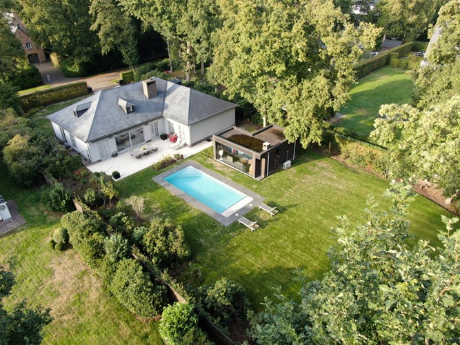 Instapklare energievriendelijke laagbouw villa met verwarmd buitenzwembad en poolhouse op een perceel van 2019 m&#178; te Zoersel (grens Schilde) 
