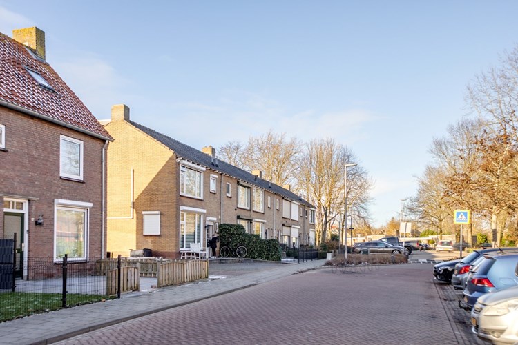 Een bijzonder sfeervolle, recent verbouwde (2021) tussenwoning gelegen aan een rustige straat in Oudheusden. 