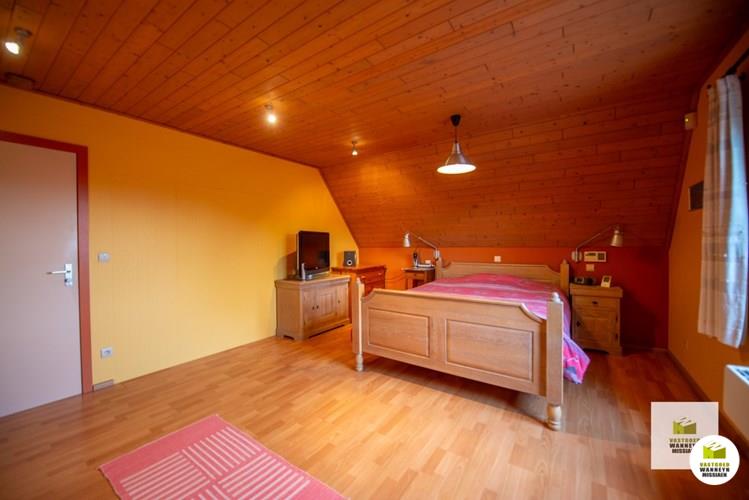 Alleenstaande villa met gelijkvloerse slaapkamer en - badkamer op -+ 1100 m2 