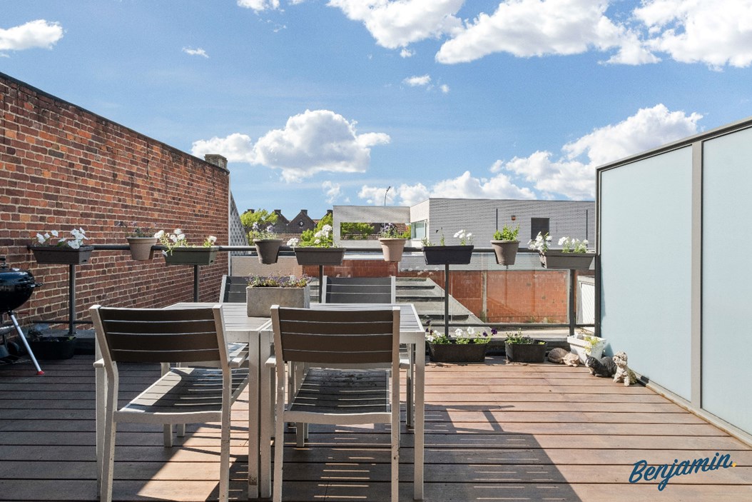 Instapklaar duplexappartement met zonnige tuin en garage