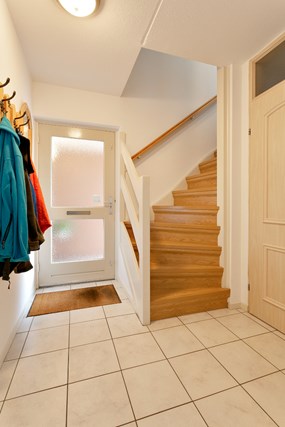 Via een overdekte entree komt u in de hal met meterkast, toiletruimte en trapopgang naar de verdieping.