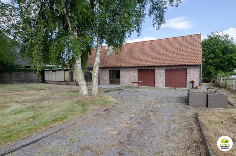 Landelijk en zeer rustig gelegen open bebouwing met 4 slaapkamers (5mogelijk) met een grote dubbele garage (50m2) op 2.125m2 