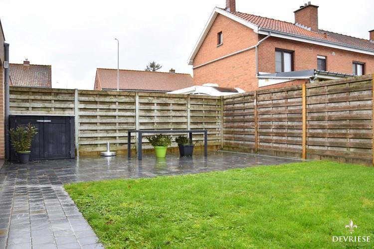 Uiterst instapklare eigendom met 3 slaapkamers, garage en zonnige tuin te koop in Wevelgem 
